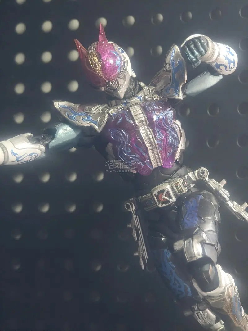 挖煤姬春日好物分享，这次在平台入手了sic的假面骑士。整体做工精致，细节还原度很高，春日出游时带着它拍照很合适，摆放在手边也很有氛围感，是很满意的一件小藏品。
�包装用的是任意门纸箱，内部还加了缓冲泡膜，全程保护到位，完好无损收到。