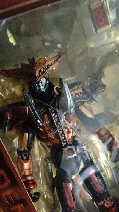 在挖煤姬和日亚入手的sic，到手真的很满意。
配件齐全无缺损，移印清晰，关节松紧适中、活动流畅，漆面质感在线，整体造型也特别帅气。
包装用的是挖煤姬纸箱，内部还加了缓冲泡膜，全程保护到位，完好无损收到。