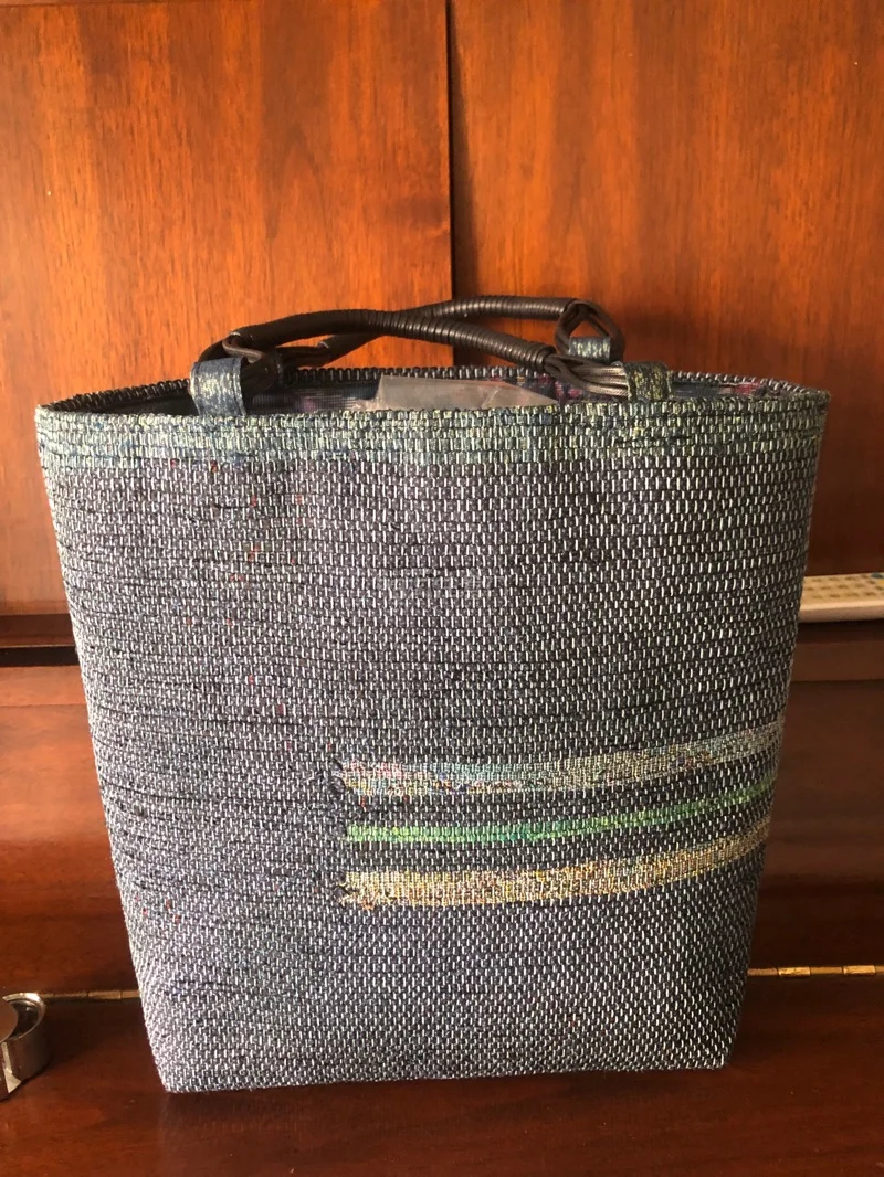 裂织布与正绢紬包包，手工很好，店主用心之作，颜色淡雅，跟很多衣服可以配上，也很有质感，容纳量大，感谢店主分享