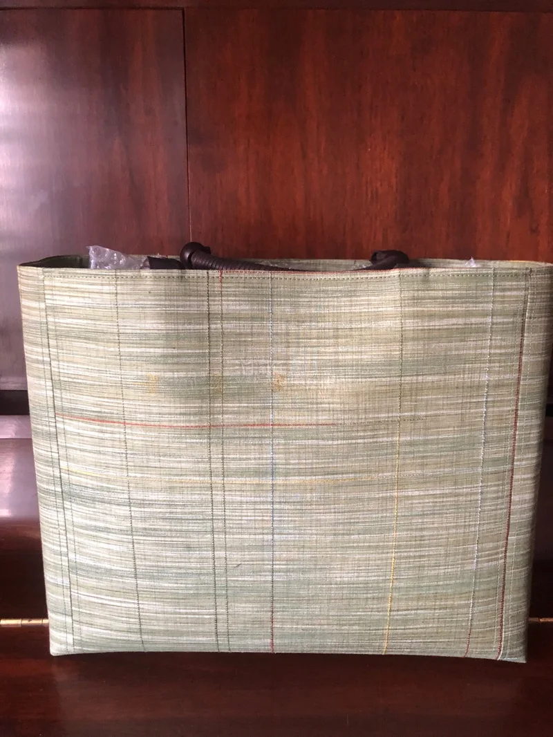 裂织布与正绢紬包包，手工很好，店主用心之作，颜色淡雅，跟很多衣服可以配上，也很有质感，容纳量大，感谢店主分享