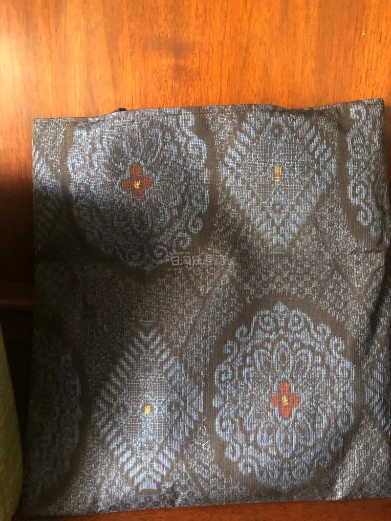 裂织布与正绢紬包包，手工很好，店主用心之作，颜色淡雅，跟很多衣服可以配上，也很有质感，容纳量大，感谢店主分享