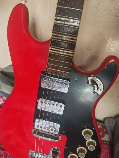 终于到了，又到了一把非常喜欢的电吉他，从购物到发货再到收货就花费了差不多两周左右的时间真的非常快，购物体验也很好