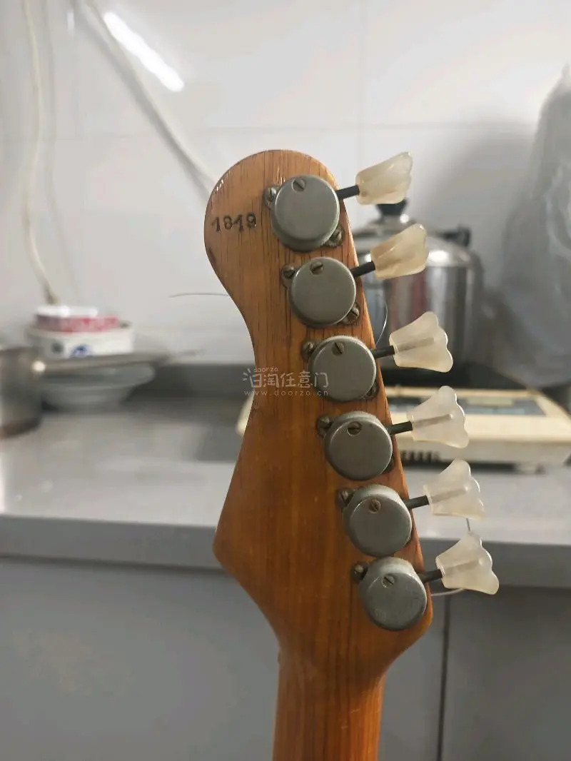 终于到了，又到了一把非常喜欢的电吉他，从购物到发货再到收货就花费了差不多两周左右的时间真的非常快，购物体验也很好
