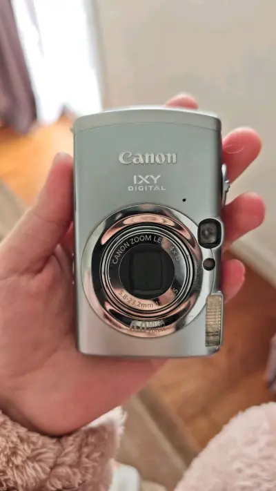 刷到一个好价佳能ccd，立马下单了，发货速度很快，包装也很好，商家描述电池没电了，充电了竟然是好的，成色也很新。


