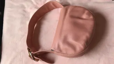 粉色的卡地亚三环单肩包小号.三环五金超级漂亮.皮质柔软厚实.小拎包非常可爱.非常适合夏季.与卖家描述一致