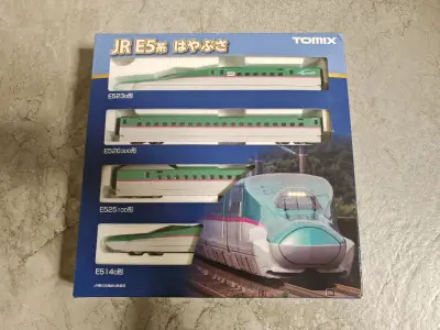 这TomixE5系新干线模型，简直是火车模型界的“高铁担当”！包装精致得像一份礼物，蓝白配色清新得让人眼前一亮。模型细节满满，车头的流线型设计帅气得像刚出厂的“小鲜肉”，车窗反光效果逼真，仿佛下一秒就要呼啸而过。放在展示架上，它就是全场最靓的仔，让人忍不住多看几眼。...这TomixE5系新干线模型，简直是火车模型界的“高铁担当”！包装精致得像一份礼物，蓝白配色清新得让人眼前一亮。模型细节满满，车头的流线型设计帅气得像刚出厂的“小鲜肉”，车窗反光效果逼真，仿佛下一秒就要呼啸而过。放在展示架上，它就是全场最