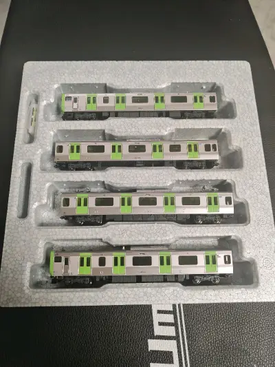 作为入坑N比例模型两年的玩家，这次入手的Kato山手线模型确实超出预期。整体做工保持了Kato一贯的精致水准，车壳漆面均匀细腻，水贴位置工整，标志性的山手线绿色涂装还原度极高，细节处理很到位。走行部表现也值得称赞，搭配的Kato原装动力单元运行平稳安静，低速也不会跳...作为入坑N比例模型两年的玩家，这次入手的Kato山手线模型确实超出预期。整体做工保持了Kato一贯的精致水准，车壳漆面均匀细腻，水贴位置工整，标志性的山手线绿色涂装还原度极高，细节处理很到位。走行部表现也值得称赞，搭配的Kato原装动力单