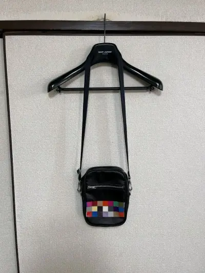 在挖煤姬淘到一个uniform experiment的小包，几乎全新，彩色的迷彩条纹非常具有潮流味道气息。


