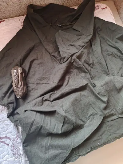 假面骑士build夏季剧场版里桐生战兔穿的同款服饰，但是不同色，看中了这点，也确实有不同的感觉，戴拿的dx闪光剑，比国内平均价便宜了30块左右，很棒的购物体验



