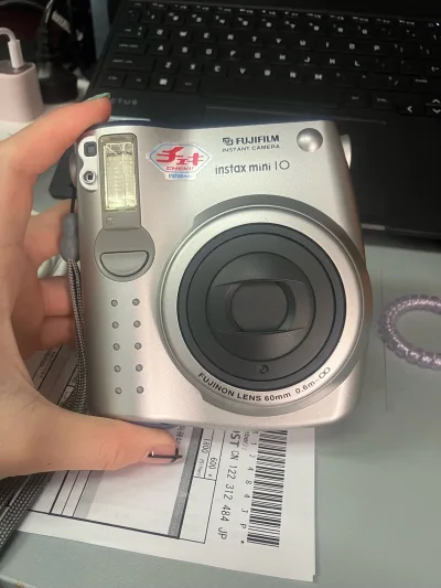 想入手一台中古mini拍立得 上挖煤姬看到了这个富士mini10 成色好 而且里面还有相纸 于是趁着汇率低和有优惠券的时候入手了 发的是船运 但是很惊喜的是半个多月就到手了 试机拍出来的也很清晰 可以和手上的mini11一决高下了?