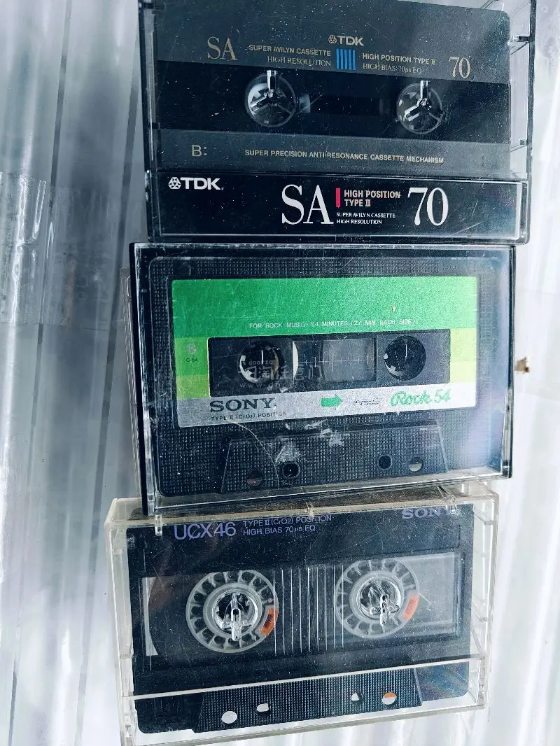 商品收到了，是几盘空白磁带，整体看着还不错。包装得比较严实，没有磕碰。试了一下在卡座上用，走带比较稳，不会绞带，声音听起来也挺干净，比用过的一些国产带强。价格也算合适，没踩坑。发货挺快，到手没损坏。总体还行，想买来录歌或者收藏都可以。



