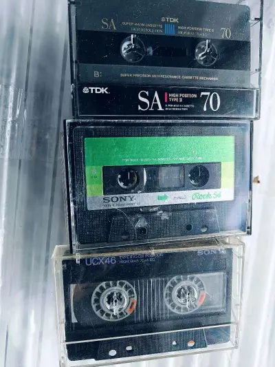 商品收到了，是几盘空白磁带，整体看着还不错。包装得比较严实，没有磕碰。试了一下在卡座上用，走带比较稳，不会绞带，声音听起来也挺干净，比用过的一些国产带强。价格也算合适，没踩坑。发货挺快，到手没损坏。总体还行，想买来录歌或者收藏都可以。



