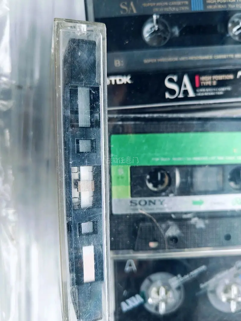 商品收到了，是几盘空白磁带，整体看着还不错。包装得比较严实，没有磕碰。试了一下在卡座上用，走带比较稳，不会绞带，声音听起来也挺干净，比用过的一些国产带强。价格也算合适，没踩坑。发货挺快，到手没损坏。总体还行，想买来录歌或者收藏都可以。



