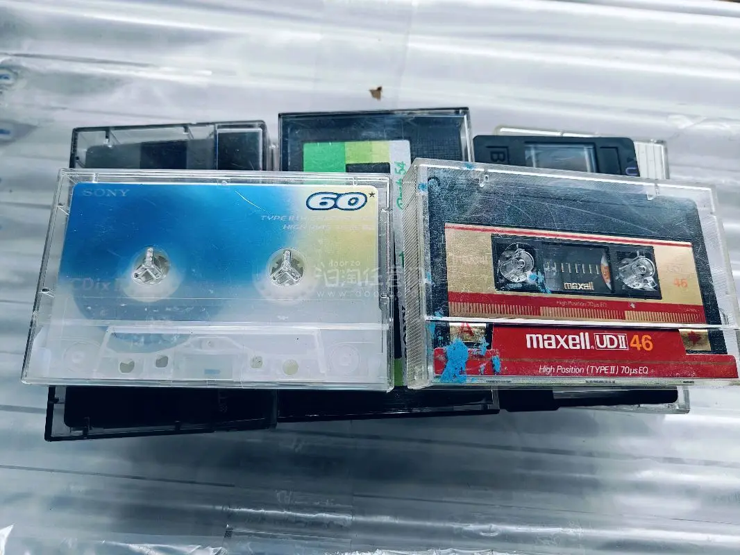 商品收到了，是几盘空白磁带，整体看着还不错。包装得比较严实，没有磕碰。试了一下在卡座上用，走带比较稳，不会绞带，声音听起来也挺干净，比用过的一些国产带强。价格也算合适，没踩坑。发货挺快，到手没损坏。总体还行，想买来录歌或者收藏都可以。




