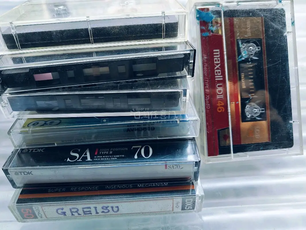 商品收到了，是几盘空白磁带，整体看着还不错。包装得比较严实，没有磕碰。试了一下在卡座上用，走带比较稳，不会绞带，声音听起来也挺干净，比用过的一些国产带强。价格也算合适，没踩坑。发货挺快，到手没损坏。总体还行，想买来录歌或者收藏都可以。



