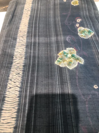 这件绞染紬的和服特别柔软，绞的枫叶生动活泼，再加上先染后织的工艺，很费时费力，叠加的工艺复杂，感谢店主分享


