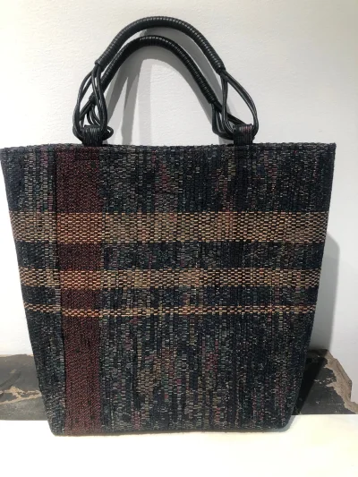 这是一款手工制作的裂织布包包，店主的手艺很好，布尽管是裂织，干净没有污渍，蜡蝇制作非常贴心，不烙手又牢固，感谢分享