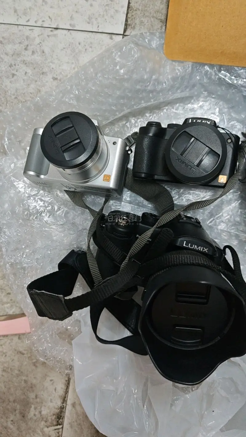 包装很严实，物流速度也算快，这次走的船运，并且机子看起来成色都很新，整体很满意。很喜欢胶片机和数码相机。


