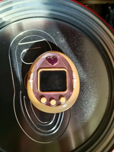 这次入手的拓麻歌子，全程体验感拉满。挖煤姬整合日本各大平台，各种稀有款、限定面板轻松搜到，中文界面+全文翻译，日语小白也能一键下单，支付超方便。特意选了日本邮政EPL路线，时效快又稳，十几天就顺利到手。打包超用心，多层防护把拓麻歌子保护得妥妥帖帖，成色完美、功能完好...这次入手的拓麻歌子，全程体验感拉满。挖煤姬整合日本各大平台，各种稀有款、限定面板轻松搜到，中文界面+全文翻译，日语小白也能一键下单，支付超方便。特意选了日本邮政EPL路线，时效快又稳，十几天就顺利到手。打包超用心，多层防护把拓麻歌子保护得