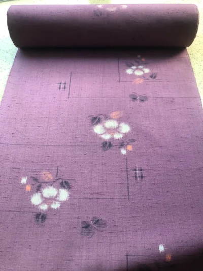 这个颜色特别喜欢，絣织的花朵疏朗清新，很干净的感觉，略微扎手，典型的羊毛料的特点，可以加内衬作外套，感谢分享