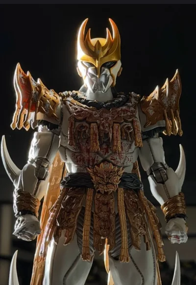 真骨雕空我太惊艳！还原度拉满，皮套消光质感细腻，胸甲临多文字、腰带细节清晰，复眼通透有神。关节紧实可动强，轻松摆出骑士踢等经典姿势。配件丰富，含多对手型与地台。品控出色，无明显水口，分量足、质感高级。作为收藏级标杆，性价比与收藏价值兼具，空我粉必入！