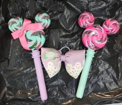 迪士尼周边真的太可爱啦！收到的发箍和魔法棒质感超棒，做工精细没有瑕疵，颜色和图片完全一致，少女心爆棚！发箍戴着很舒服，不勒头，蝴蝶结和装饰细节满满，拍照超上镜。魔法棒颜值超高，灯光效果梦幻，小朋友和大人都喜欢。包装严实，物流很快，性价比超高！是正品无疑，非常满意的一...迪士尼周边真的太可爱啦！收到的发箍和魔法棒质感超棒，做工精细没有瑕疵，颜色和图片完全一致，少女心爆棚！发箍戴着很舒服，不勒头，蝴蝶结和装饰细节满满，拍照超上镜。魔法棒颜值超高，灯光效果梦幻，小朋友和大人都喜欢。包装严实，物流很快，性价比超