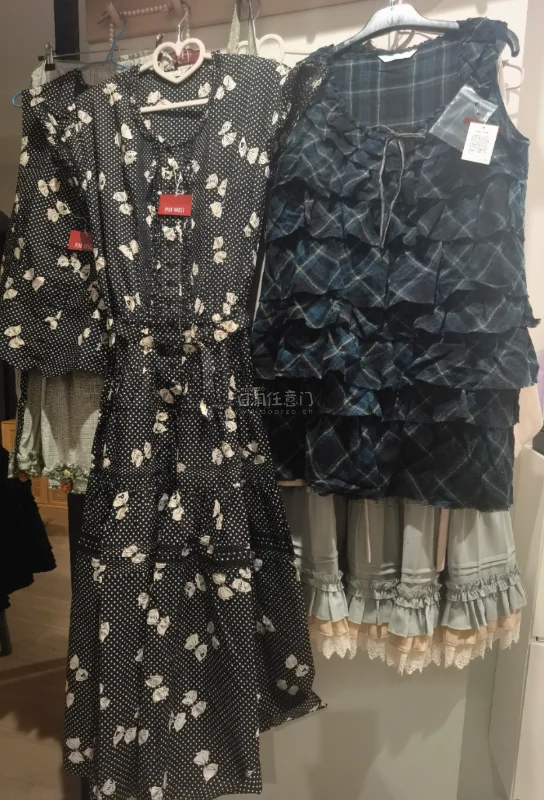 收到新鲜出炉的ph啦～这次切的几件都是全新带吊牌的，看起来很新！格纹毛料段段tunic感觉很少见，料子是软软的有点肌理感的那种，感觉秋冬穿会很日常。波点蝴蝶结也是超级美丽，还是两件套，OP是我喜欢的折腰～用竹蜻蜓发回来物流还算快，提前交了税不用在海关提心吊胆了?