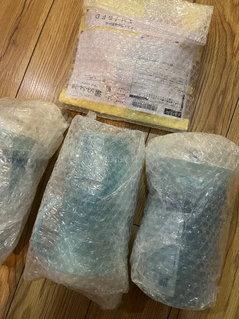 这次在挖煤姬入手的Pingu周边真的太惊喜了！从日本漂洋过海过来，全程物流信息透明，更新得特别及时，完全不用瞎担心。

最要夸的就是包装！泡泡纸裹得严严实实，连烤面包机这种大件都被保护得好好的，一点磕碰划痕都没有，水壶和杯子也完好无损，看得出打包小哥超用心。

速度...这次在挖煤姬入手的Pingu周边真的太惊喜了！从日本漂洋过海过来，全程物流信息透明，更新得特别及时，完全不用瞎担心。 最要夸的就是包装！泡泡纸裹得严严实实，连烤面包机这种大件都被保护得好好的，一点磕碰划痕都没有，水壶和杯子也完好无损，看得