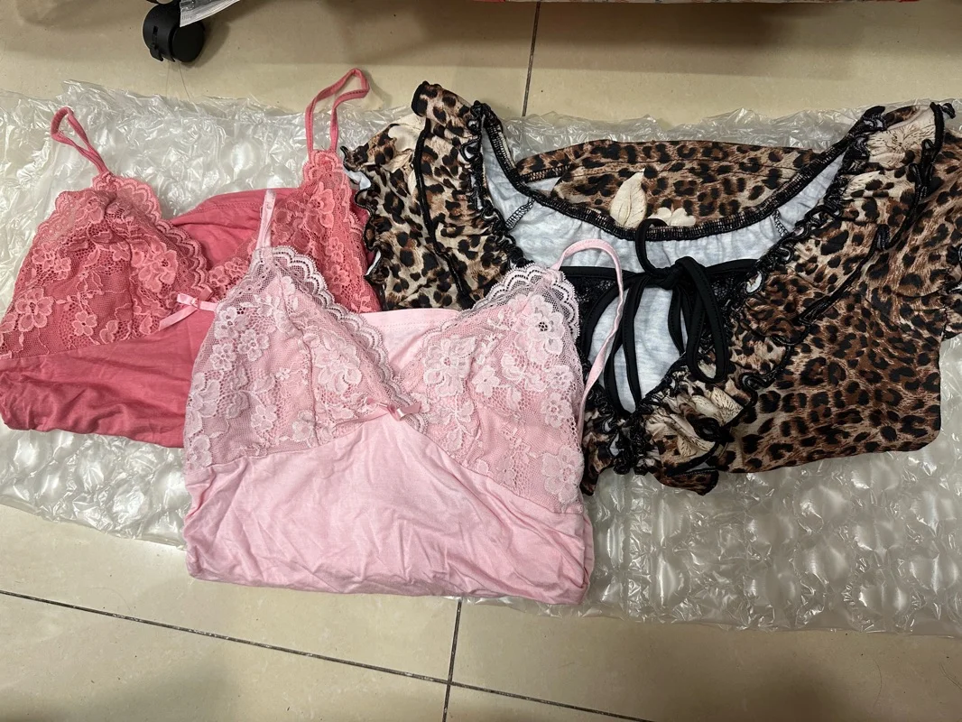 这次在挖煤姬上海淘到了几件在春季可以穿作内搭的漂亮衣服，颜色很鲜艳，适合春天 使用过挖煤姬很多次了，这次和往常一样打包得很好，物流速度很快，价格也实惠，总之这次购物体验很好


