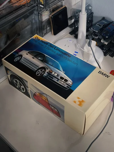 据卖家描述，这是一台1998年4s店开业作为礼品的汽车模型，国内相当稀少，没想到能在这里遇上！30年依旧如新的一般，非常满意的购物体验