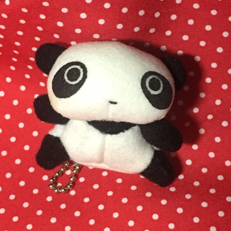 真的被这个熊猫挂件可爱到了！软乎乎的毛毡材质手感超棒，圆滚滚的造型萌感拉满，黑白配色经典又耐看，自带的珠链挂在包上超吸睛，出门回头率超高。做工很精致，细节满满，没有多余的线头，实物比图片还要可爱，性价比绝了！不管是自己用还是送朋友都很合适，完全是提升幸福感的小物件，...真的被这个熊猫挂件可爱到了！软乎乎的毛毡材质手感超棒，圆滚滚的造型萌感拉满，黑白配色经典又耐看，自带的珠链挂在包上超吸睛，出门回头率超高。做工很精致，细节满满，没有多余的线头，实物比图片还要可爱，性价比绝了！不管是自己用还是送朋友都很合适