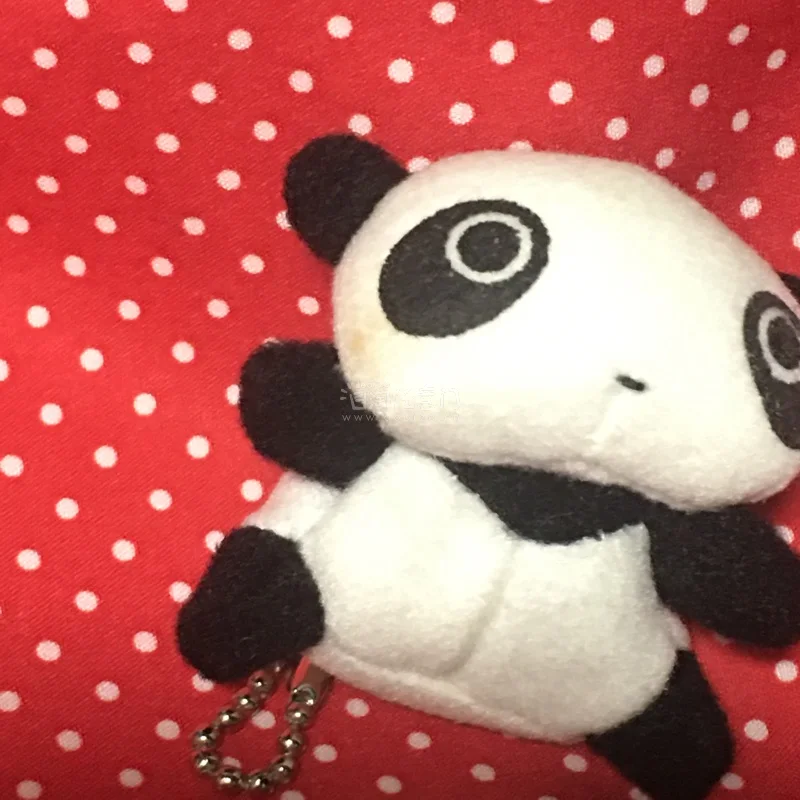 真的被这个熊猫挂件可爱到了！软乎乎的毛毡材质手感超棒，圆滚滚的造型萌感拉满，黑白配色经典又耐看，自带的珠链挂在包上超吸睛，出门回头率超高。做工很精致，细节满满，没有多余的线头，实物比图片还要可爱，性价比绝了！不管是自己用还是送朋友都很合适，完全是提升幸福感的小物件，...真的被这个熊猫挂件可爱到了！软乎乎的毛毡材质手感超棒，圆滚滚的造型萌感拉满，黑白配色经典又耐看，自带的珠链挂在包上超吸睛，出门回头率超高。做工很精致，细节满满，没有多余的线头，实物比图片还要可爱，性价比绝了！不管是自己用还是送朋友都很合适