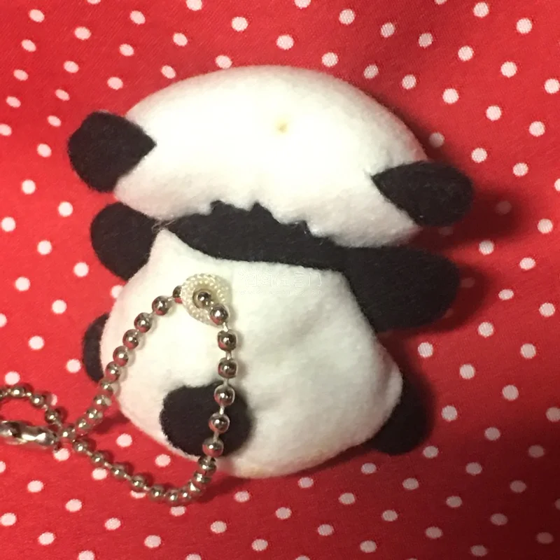 真的被这个熊猫挂件可爱到了！软乎乎的毛毡材质手感超棒，圆滚滚的造型萌感拉满，黑白配色经典又耐看，自带的珠链挂在包上超吸睛，出门回头率超高。做工很精致，细节满满，没有多余的线头，实物比图片还要可爱，性价比绝了！不管是自己用还是送朋友都很合适，完全是提升幸福感的小物件，...真的被这个熊猫挂件可爱到了！软乎乎的毛毡材质手感超棒，圆滚滚的造型萌感拉满，黑白配色经典又耐看，自带的珠链挂在包上超吸睛，出门回头率超高。做工很精致，细节满满，没有多余的线头，实物比图片还要可爱，性价比绝了！不管是自己用还是送朋友都很合适