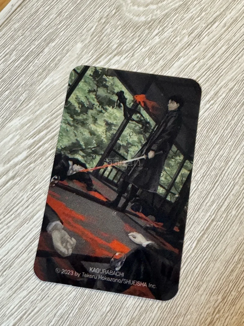 谁懂啊！在挖煤姬海淘的神乐钵一周年亚克力板终于到手了！
黑红配色真的太戳我了? 六平千矿握刀的眼神凌厉又破碎，金鱼与血滴的细节把宿命感拉满，印刷清晰到能看清发丝和刀上的血迹，色彩浓郁又高级。

亚克力板厚度很扎实，配透明支架摆着超稳，放在展示架上和五条悟吧唧同框也毫...谁懂啊！在挖煤姬海淘的神乐钵一周年亚克力板终于到手了！ 黑红配色真的太戳我了? 六平千矿握刀的眼神凌厉又破碎，金鱼与血滴的细节把宿命感拉满，印刷清晰到能看清发丝和刀上的血迹，色彩浓郁又高级。 亚克力板厚度很扎实，配透明支架摆着超稳，放在展