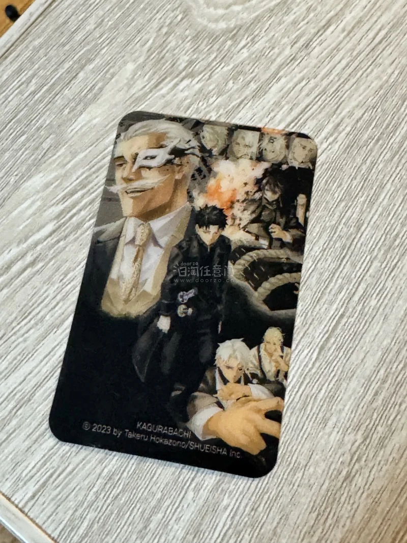 谁懂啊！在挖煤姬海淘的神乐钵一周年亚克力板终于到手了！
黑红配色真的太戳我了? 六平千矿握刀的眼神凌厉又破碎，金鱼与血滴的细节把宿命感拉满，印刷清晰到能看清发丝和刀上的血迹，色彩浓郁又高级。

亚克力板厚度很扎实，配透明支架摆着超稳，放在展示架上和五条悟吧唧同框也毫...谁懂啊！在挖煤姬海淘的神乐钵一周年亚克力板终于到手了！ 黑红配色真的太戳我了? 六平千矿握刀的眼神凌厉又破碎，金鱼与血滴的细节把宿命感拉满，印刷清晰到能看清发丝和刀上的血迹，色彩浓郁又高级。 亚克力板厚度很扎实，配透明支架摆着超稳，放在展