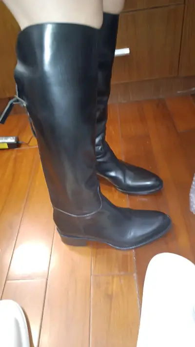 一直种草sartore靴子 一直刷刷刷收藏了好多家 最后对比决定下单了这个 没想到还价也成功 卖家爽快降价 不买都不合适了 看图片成色比较好 没有明显划损 拿到手和商品图一模一样 光泽度和整体都非常新 尺码也很合适 买了挖煤姬的包装加固服务 开箱后气泡膜很多！鞋子一...一直种草sartore靴子 一直刷刷刷收藏了好多家 最后对比决定下单了这个 没想到还价也成功 卖家爽快降价 不买都不合适了 看图片成色比较好 没有明显划损 拿到手和商品图一模一样 光泽度和整体都非常新 尺码也很合适 买了挖煤姬的包装加固服