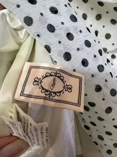 包装封神：衣服到手平整、无皱、无压、无潮
​衣服套防尘袋+气泡膜+硬箱+填充
​西服、大衣、和服几乎无褶皱，像刚熨好
不怕压、不怕潮、不怕折，娇贵面料超安全