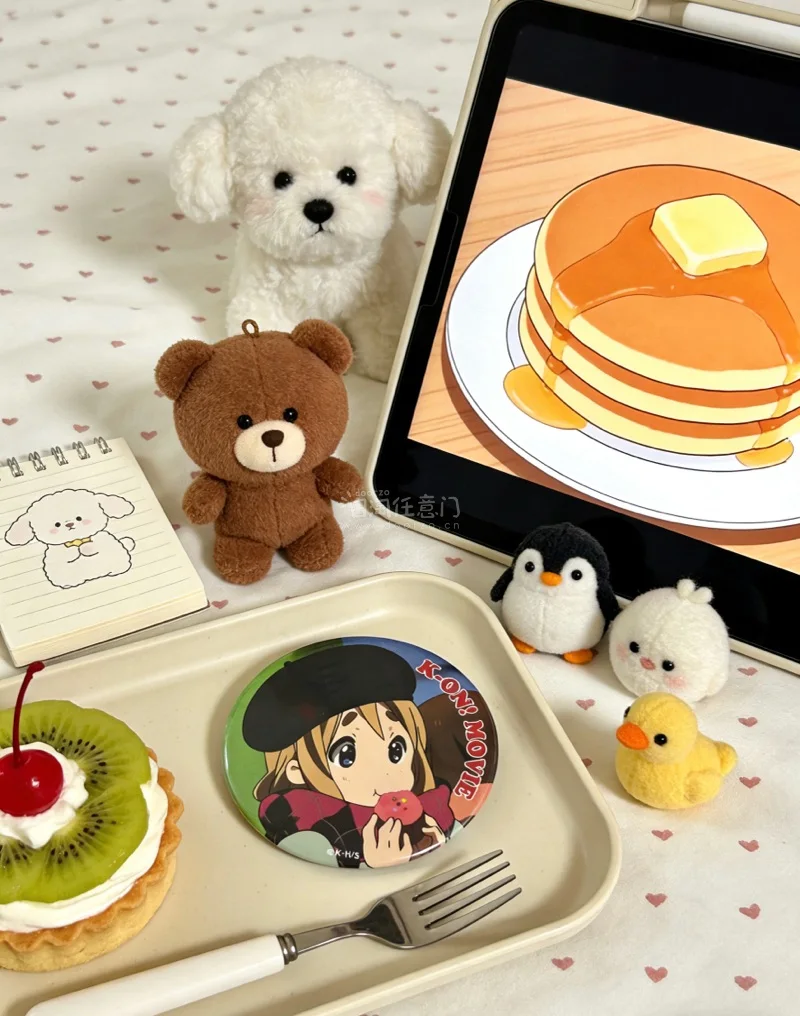 
春日踏青的快乐，是喜欢的周边给的～
终于在挖煤姬淘到心心念念的轻音少女收藏卡！
一整盒拆箱直接梦回轻音部青春日常?

每张都是动画经典名场面
角色鲜活、印刷清晰、质感超赞
唯、澪、䌷等角色齐全，收藏感拉满

平台操作顺手，自动翻译很省心
合箱打包贴心，付款简单，海...四月的快乐，是挖到了超爱的琴吹䌷剧场版吧唧✨
在挖煤姬淘到了这款轻音少女剧场版的琴吹䌷徽章，贝雷帽+红格围巾的造型温柔又元气，捧着点心的软萌神态直接戳中少女心，印刷清晰、质感超棒，阳光底下亮闪闪的，颜值拉满！

平台操作很顺手，自动翻译省