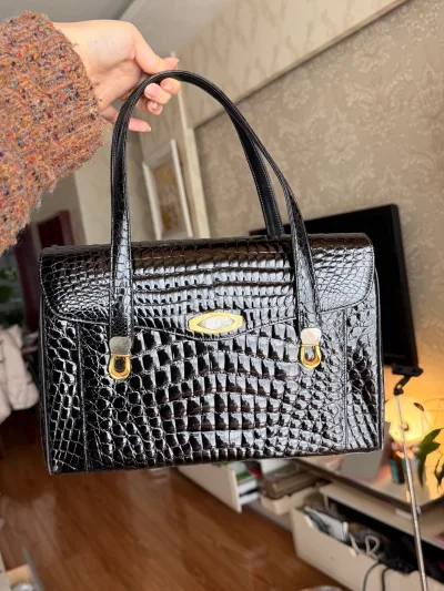 第一次用挖煤姬，切了两个鳄鱼皮没过千真的很惊喜，也是摸到了一点点门道，虽然也有自己没看清瑕疵的原因，但是价格包容一切，真的很惊喜很喜欢，以后会接着用！