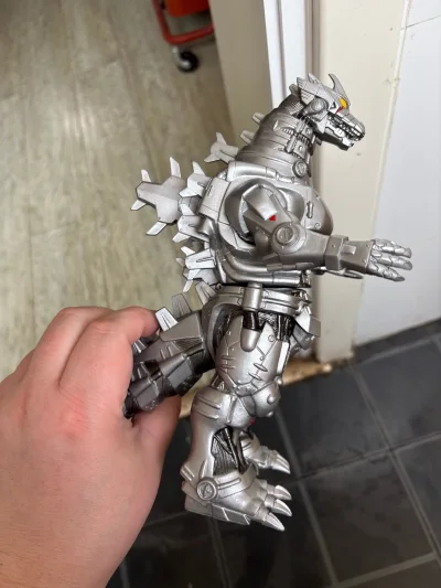 这款三式机龙软胶造型还原度高，金属银涂装质感出色，机械细节刻画精细，关节可动性良好，整体做工扎实，是哥斯拉粉丝收藏的优质好物。