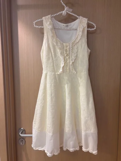 淘到三件都是axes家的衣服，几乎是全新的，质量很好，保存的也很好，没有什么褶皱污渍，比国内平台买便宜太多了。物流走的海运，东西多走海运很划算，每件平摊下来很便宜，时间也没有很久。