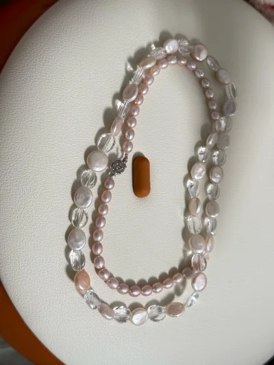 四月第一个日回开箱，一条特别仙气的淡粉色珍珠白水晶项链，非常美丽的配色很适合夏天佩戴！这次快递丝滑过关，包装也很安全，还会继续支持挖煤姬！