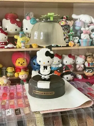 和描述一样的，太萌了，而且包装的很严实，我还怕会碎了，收到手都是好的。绝版 yyds！！！
这是我见过最好看复古的台灯啦  漏?不接受反驳
随手拍都是大片 收集到了一只可爱的小女仆～