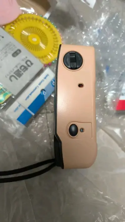 没想到60的相机被我在挖煤姬里淘到了，特别新，买个胶卷就可以使用啦，绝绝子，还有刺绣卡片，全新的，里面图片都好可爱，简直就是手工人的福音