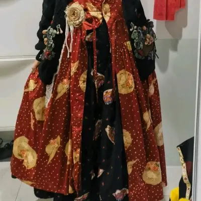  很划算切到的pinkhouse黑底水果挞柄连衣裙，棉布裙就是满满的田园风，搭了同品牌的草帽饼围裙和果篮钩花毛衣～


