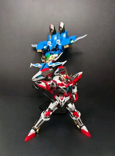 特别的帅气，我觉得这款玩具设计得特别的巧妙，虽然是拼装花费了很多时间拼起来，但是依然觉得特别的酷炫。平台服务非常的好，发挥特别的快，包装也非常的好，泡沫纸给得很多