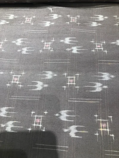 这几卷布收到后非常满意，燕絣略有黄点，中古布料，这样的情况正常，整卷布还是很工净的，玫瑰类似国内的十字绣，感谢分享