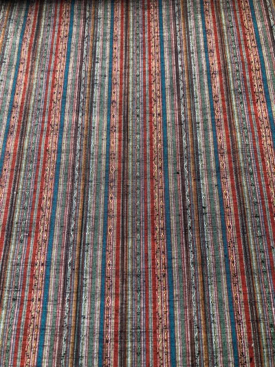 这几卷紬都非常美丽，第一卷是用五彩丝线织的，吉祥如意的意思，西藏人也用五彩线织布，柿涩紬非常少见，感谢店主分享