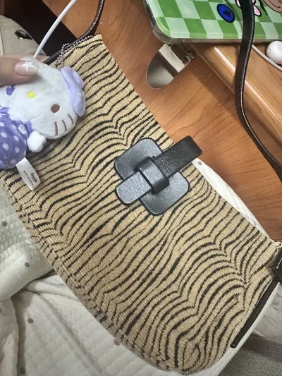 这次又淘了布料，还有一个我非常喜欢的牌子的包，已经是我淘的第三个了，很喜欢！还买了一下小挂件很划算！期待用这些布料做手工！