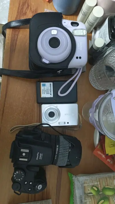 一共有三台富士，一台拍立得，两台ccd，超级开心，关键是富士ccd老板还送了我一张xd卡，赚到了。老板人很好，两台都是我砍价来的，都同意给我砍价，超级开心。